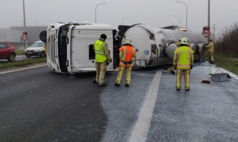 2020-01-25 00:00:00 - Vrachtwagen met melk kantelt in Poperinge