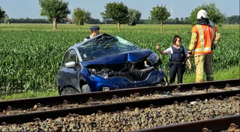 2022-06-15 00:00:00 - Auto belandt onder trein in Adinkerke, treinverkeer onderbroken