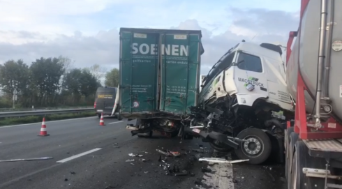 2019-11-06 00:00:00 - Drie vrachtwagens botsen in Oekene op E403