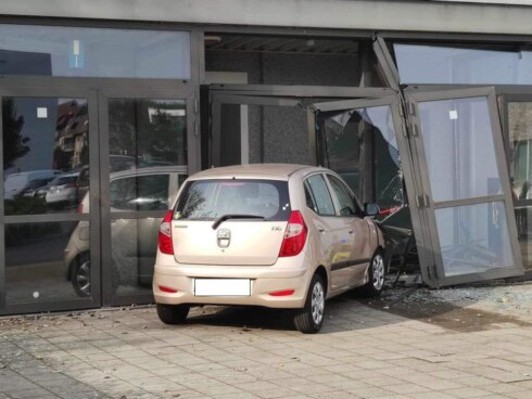2023-09-28 00:00:00 - Auto in bioscoop: "Vergist van pedaal"