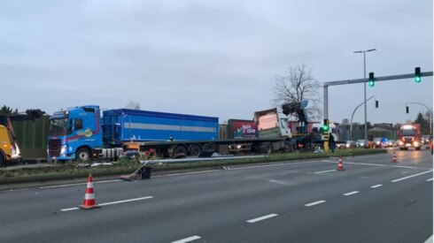 2023-01-27 00:00:00 - Vrachtwagen over middenberm Expresweg in Waregem