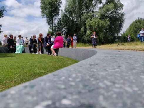 2021-06-20 00:00:00 - Eerste Onument ter herdenking van coronaslachtoffers ingehuldigd in Kortrijk