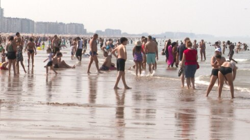 2023-09-09 00:00:00 - Dagjestoeristen stromen toe aan kust