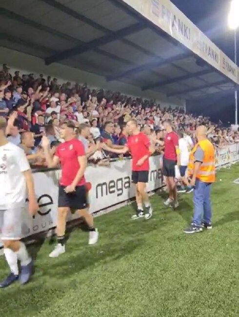 2022-08-25 00:00:00 - Staande ovatie voor Mandel United van Luikse supporters na opdoffer