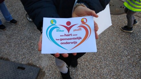 2022-02-25 00:00:00 - Licht op groen voor gesprekken overname gemeentescholen Knokke-Heist, ouders voeren actie