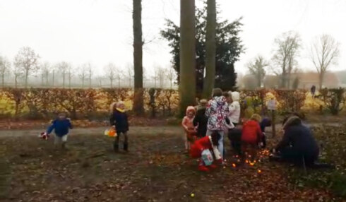 2018-04-01 00:00:00 - Kinderen rapen paaseieren in Loppem