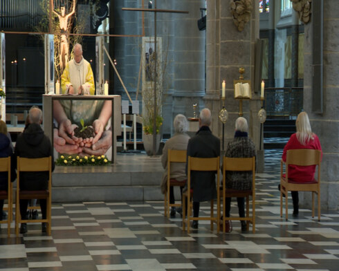 2021-04-04 00:00:00 - Paasviering volzet in Sint-Maartenskerk in Kortrijk