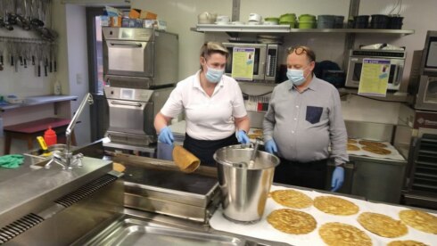2021-02-02 00:00:00 - Pannenkoeken voor zwaar getroffen WZC