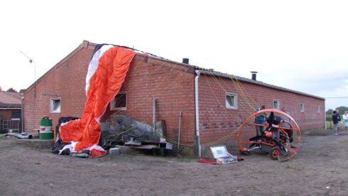 2016-07-05 00:00:00 - Paramotor crasht tegen varkensstal
