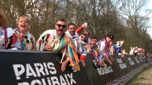 2023-04-09 00:00:00 - West-Vlamingen supporteren voor Parijs-Roubaix in Wallers