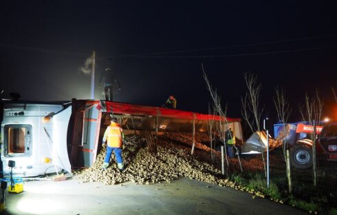 2020-01-25 00:00:00 - Truck met aardappelen kantelt in Pittem