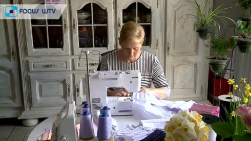 2020-04-09 00:00:00 - Petra en haar team maken mondmaskers bij de vleet