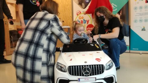2022-01-26 00:00:00 - Peuter Pia krijgt elektrische mini-auto op maat