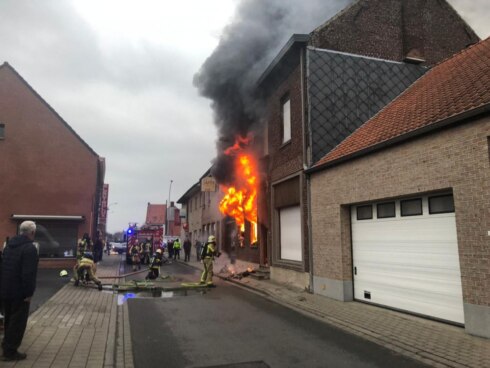 2019-01-05 00:00:00 - Drie kinderen gered uit zware brand in Emelgem