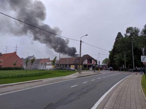 2019-05-01 00:00:00 - Loodsbrand in Beveren-Leie snel onder controle