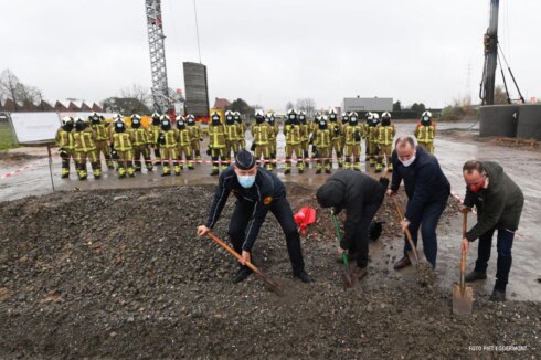 2021-12-04 00:00:00 - Eerste spadesteek voor nieuwe brandweerkazerne Waregem