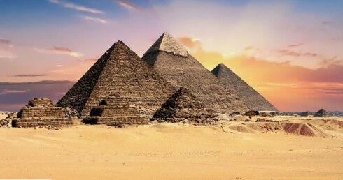 2018-11-15 00:00:00 - Roeselarenaar plaatst via drone kunstwerk op piramide