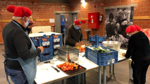 2020-10-29 00:00:00 - Vrijwilligers maken soep van Plopsa-pompoenen