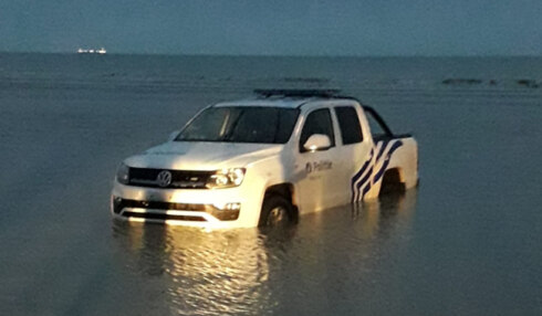 2020-01-17 00:00:00 - Politiewagen gaat kopje onder in Noordzee
