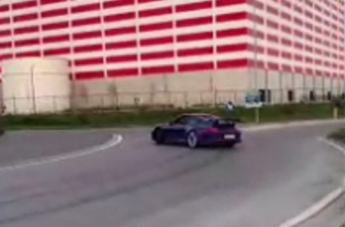 2019-12-02 00:00:00 - Eigenaar paarse Porsche vrijgesproken voor driften aan Poco Loco