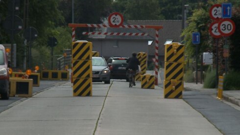 2021-07-19 00:00:00 - Betonblokken in Torhoutse straat werken op de lachspieren