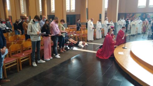 2021-06-27 00:00:00 - Priester in Torhout met jaar vertraging ingewijd