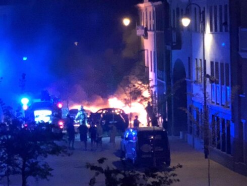 2019-06-26 00:00:00 - Dronken chauffeur veroorzaakt ravage: drie auto's in brand