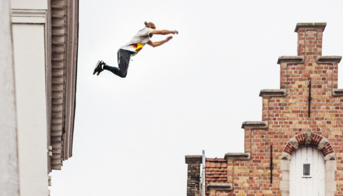 2018-08-20 00:00:00 - Freerunner springt over Brugse daken in verbluffende video