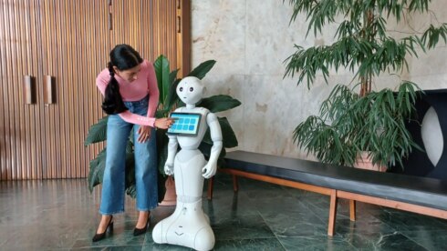 2021-09-23 00:00:00 - Robot Pepper leert Oostendenaars gebarentaal