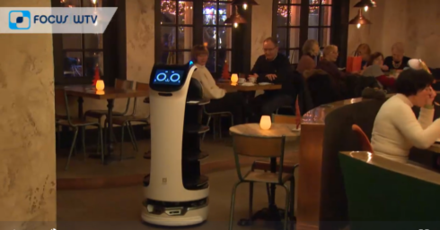 2021-12-10 00:00:00 - Robot Odette brengt je eten aan tafel in Brugge