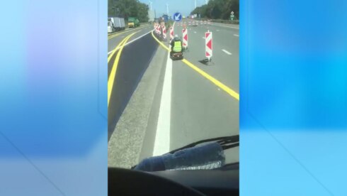 2019-08-23 00:00:00 - Hallucinant! Man rijdt met elektrische rolwagen op autosnelweg E403