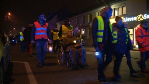 2016-12-18 00:00:00 - 400 lopen mee in stille optocht voor Saar