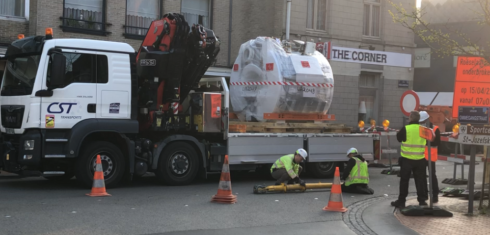 2022-04-15 00:00:00 - Hijskraan levert gigantische magneet voor scanner ziekenhuis