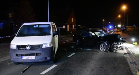 2020-11-08 00:00:00 - Bestuurder onder invloed raakt zwaargewond bij ongeval met enorme schade in Hooglede