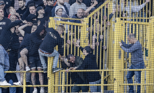 2022-04-24 00:00:00 - Antwerp-fans misdragen zich na laatste fluitsignaal in Brugge