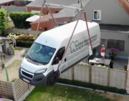 2018-08-05 00:00:00 - Vrienden tillen bestelwagen pasgetrouwd koppel over huis van 12 meter