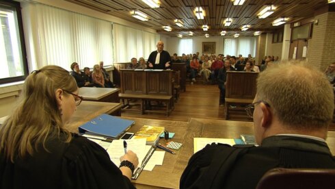 2016-10-03 00:00:00 - Schijnprocessen lokken volk naar rechtbank Veurne