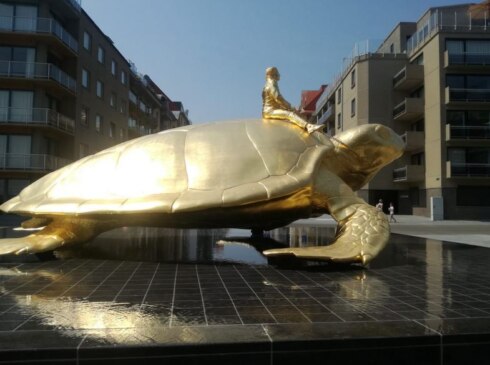 2022-04-29 00:00:00 - Schildpad van Jan Fabre blijft staan in Nieuwpoort