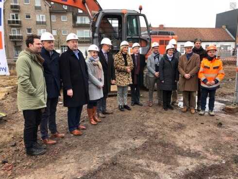 2018-02-20 00:00:00 - Eerste steen gelegd voor nieuwbouw college Waregem