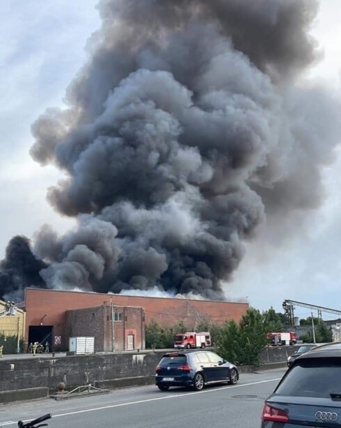 2022-07-28 00:00:00 - Zware bedrijfsbrand bij Sidegro in Roeselare onder controle