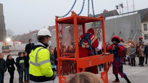 2020-11-27 00:00:00 - Sint legt eerste steen nieuwe school Beitem
