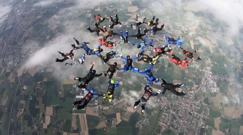 2023-08-14 00:00:00 - Skydivers springen records boven Moorsele