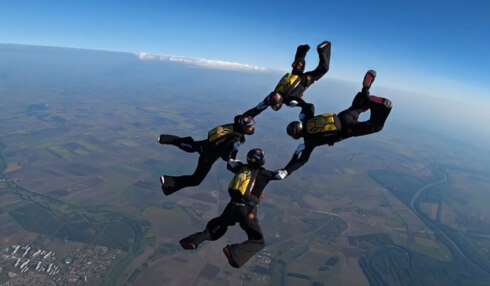 2018-08-17 00:00:00 - Belgisch skydiveteam wereldkampioen
