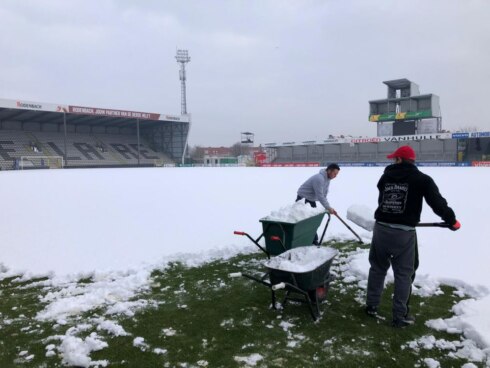 2019-01-24 00:00:00 - Supporters maken veld sneeuwvrij