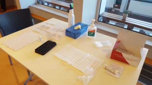 2020-10-23 00:00:00 - Eerste bezoekers wzc ondergaan sneltests in Kortrijk