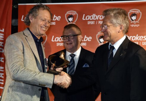 2016-12-13 00:00:00 - Preud'homme krijgt trofee Raymond Goethals