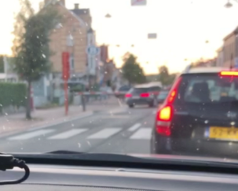 2019-07-10 00:00:00 - Hallucinant: fietser en 3 auto's door gesloten spoorwegovergang