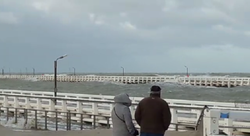 2019-01-08 00:00:00 - Hoge golven aan de kust door springtij