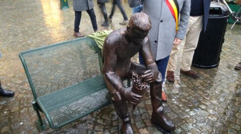 2021-11-28 00:00:00 - Standbeeld 'De Frieteters' brengt ode aan de friet