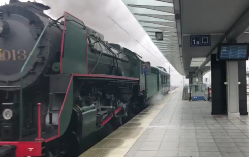 2019-05-02 00:00:00 - Stoomtrein houdt halt in station Brugge